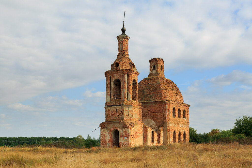 1. Свернув с трассы, мы около 8 км тряслись по ухабистой грунтовке, вдоль посадки из берёзок. Выехали в чистое поле и перед нами во всей красе предстал полуразрушенный храм. 