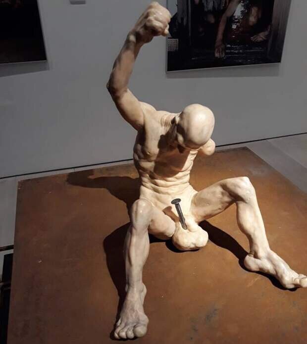 Памятник бунтарю Павленскому в Лондоне