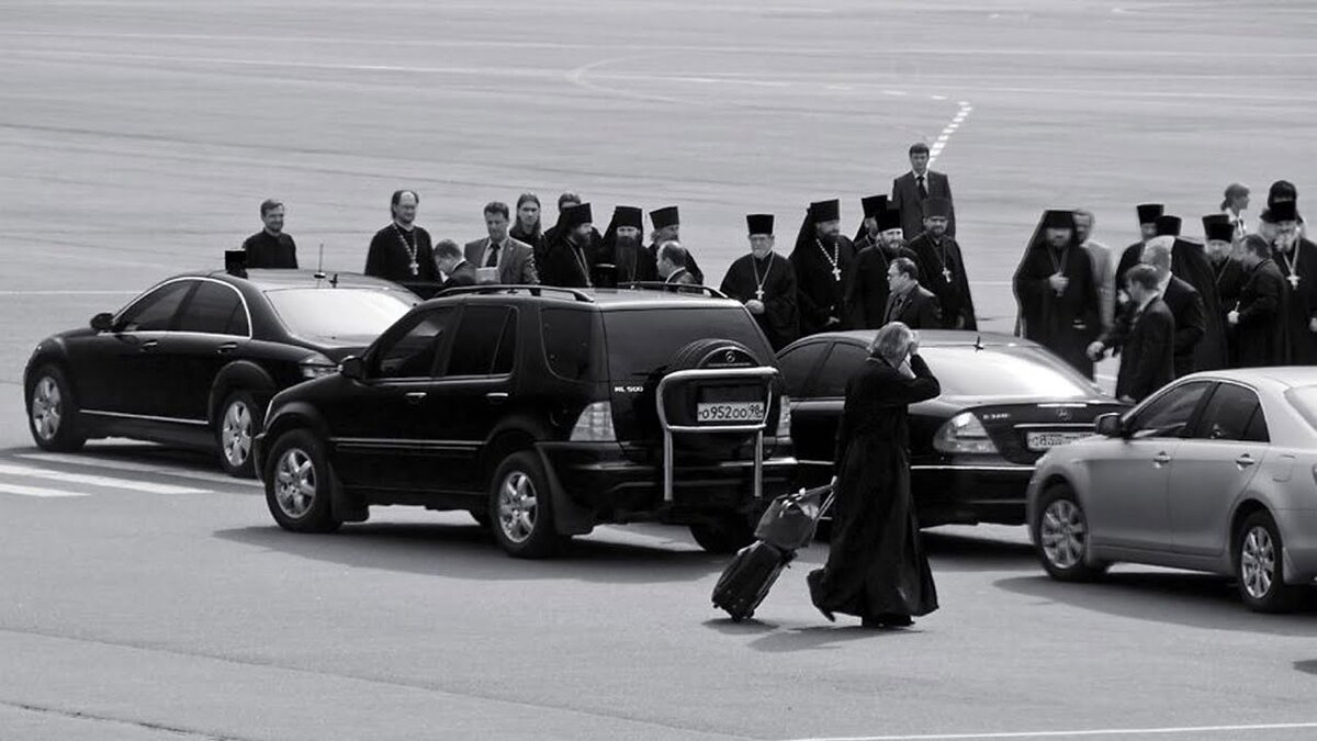 патриарх и мерседес пульман. мерседес пульман патриарха кирилла. на чем ездят патриархи. патриарх кирилл с иконой в мерседесе.