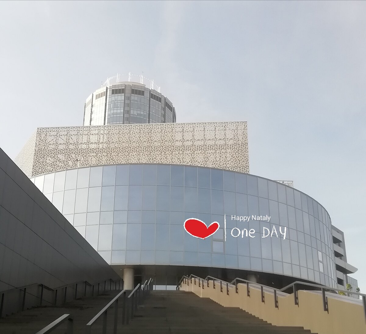 Здание Ельцин-центра:невольно подумалось, оставил бы он лучше после себя страну вот в таком роскошном состоянии! 