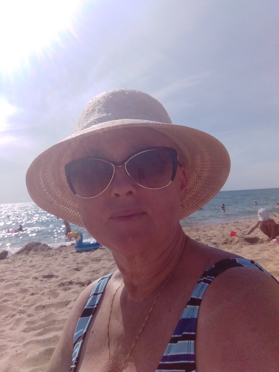 Отдыхающих на море много даже в сентябре. И что удивило, много детей  школьного возраста.