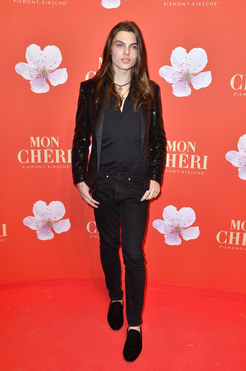 В апреле сыну британской актрисы Элизабет Херли исполнилось 18 лет