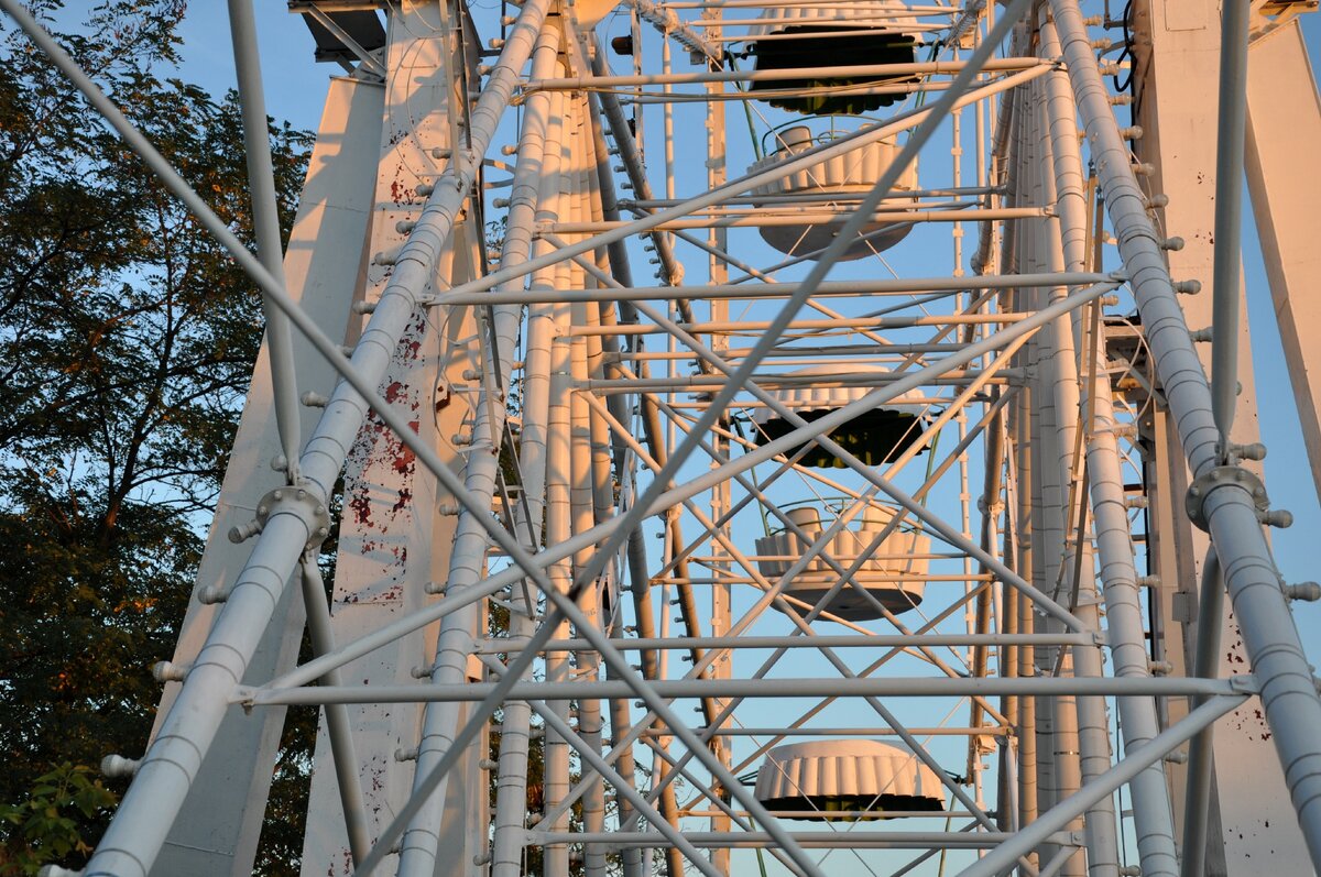 фото автора, колесо обозрения, освещенное закатом))