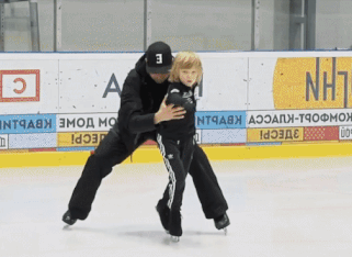 Евгений Плющенко тренирует прыжки с Гном Гномычем (источник - 1tv.ru/shows/segodnya-vecherom)