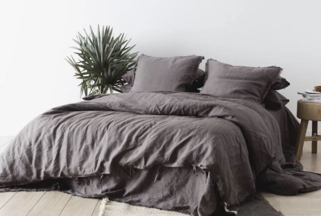 Похоже, постельное белье такого цвета создано для того, чтобы его можно было и не стирать