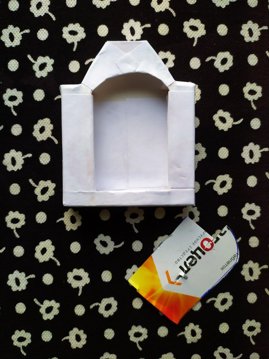 Видно, что мой камин далек от геометрически точных форм))