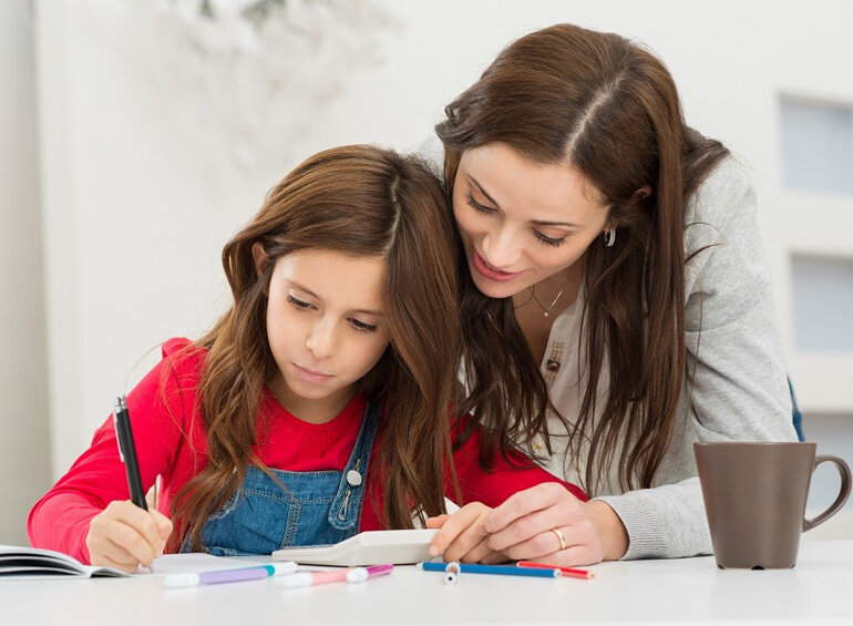 Во время онлайн-урока юным ученикам без помощи старших не обойтись