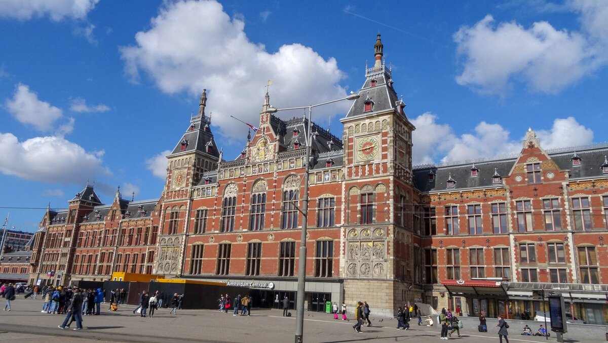 Вид на вокзал г. Амстердам, фото с интернета
