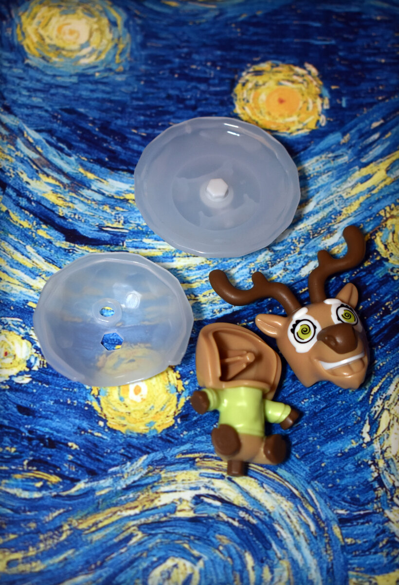 Зимний олень состоит из четырёх деталей. Фото автора. Обзор современного Киндер-Сюрприза (Kinder Surprise). Зимняя версия с оленем. Пара слов о влиянии игрушек на психику детей