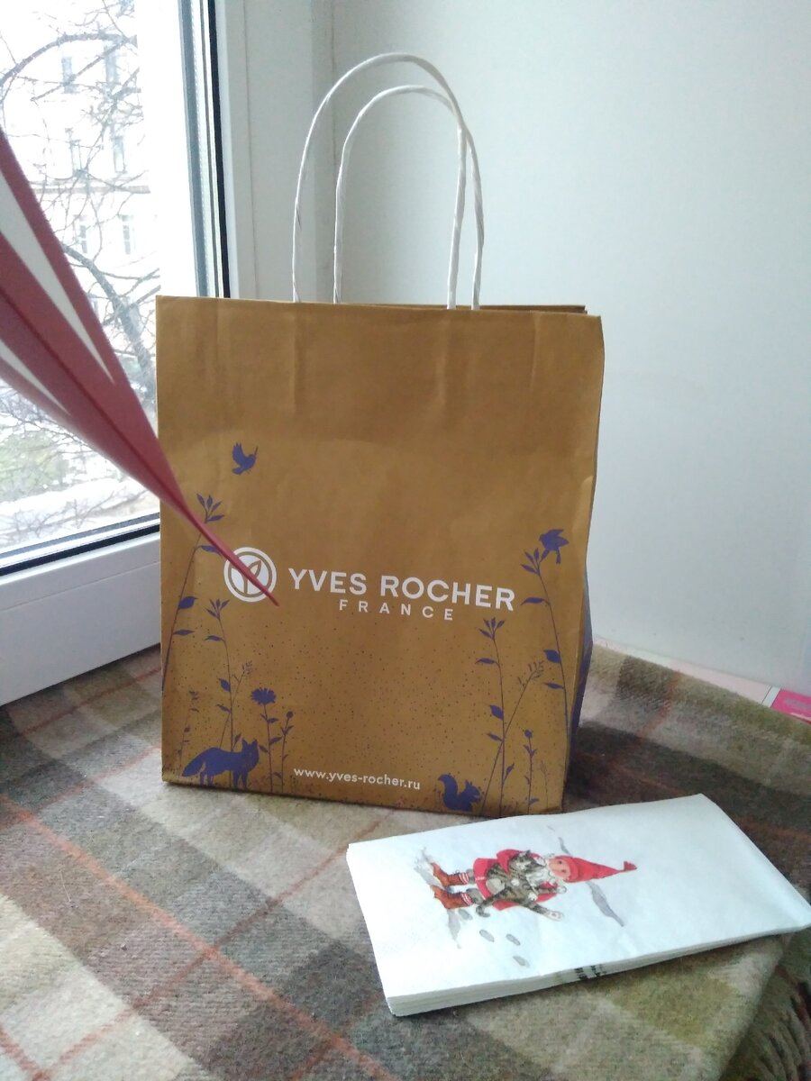 Подарок от дед мороза- мужа))  всякие полезности уходовые от Ив роше. Сама выбрала, муж все равно теряется во всех этих кремиках- масочках)) 