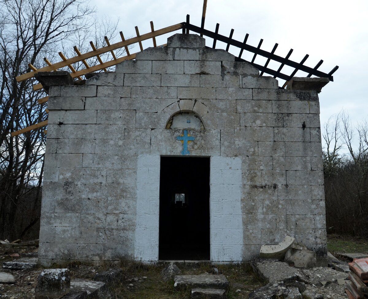 Это то, что осталось от того нового храма. Фото автора.