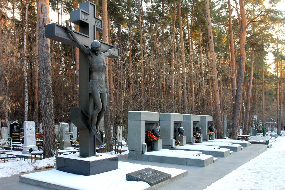 Помпезный памятник на могилах Олега Вагина и трёх его телохранителей