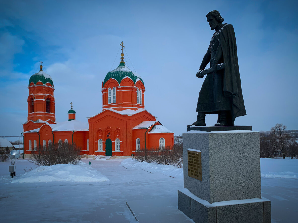 Храм Пресвятой Богородицы  и  Аллея Памяти и Единства, которая начинается от памятника Дмитрию Донскому скульптора О.К. Комова.