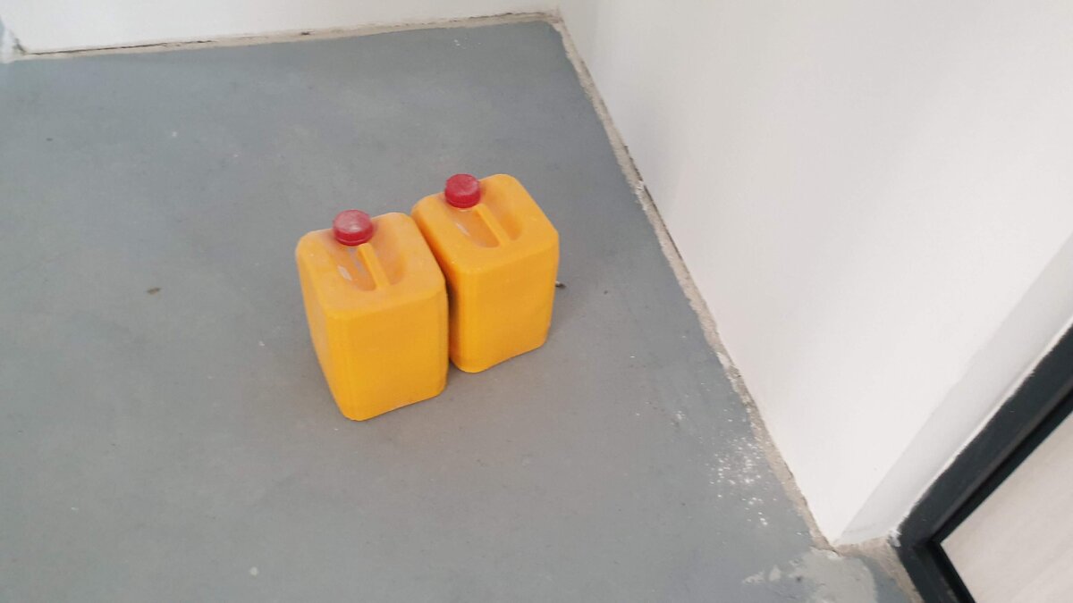 Канистры с грунтовкой