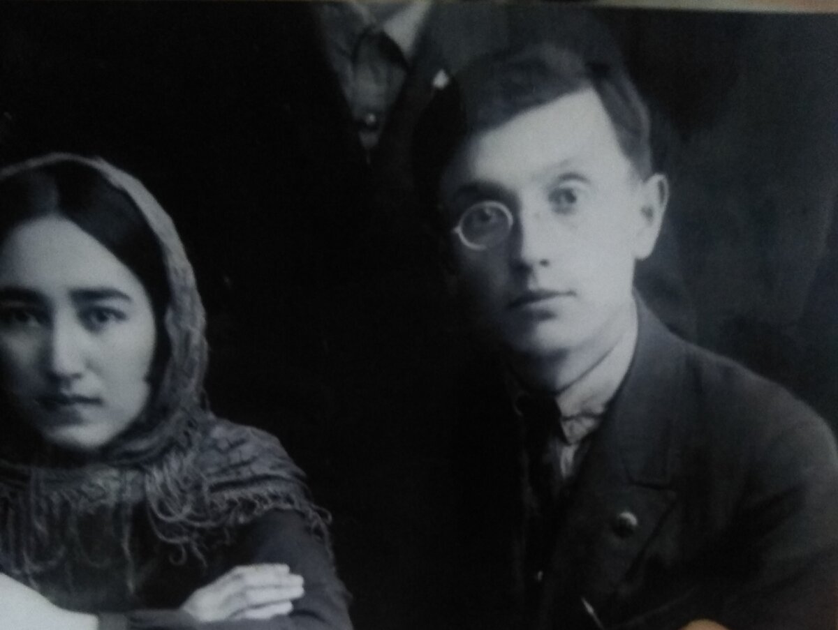 Это мои бабушка и дедушка, с маминой стороны, они оба учились в Самаркандском педагогическом Университете, дедушка географом был, а бабушка учительницей начальных классов, хотя потом она не работала, но зато воспитала четверых детей так что все окончили школу с золотыми медалями, у них много было детей, но несколько из них в младенчестве умерли из-за болезней, остались только четверо, два мальчика и две девочки.