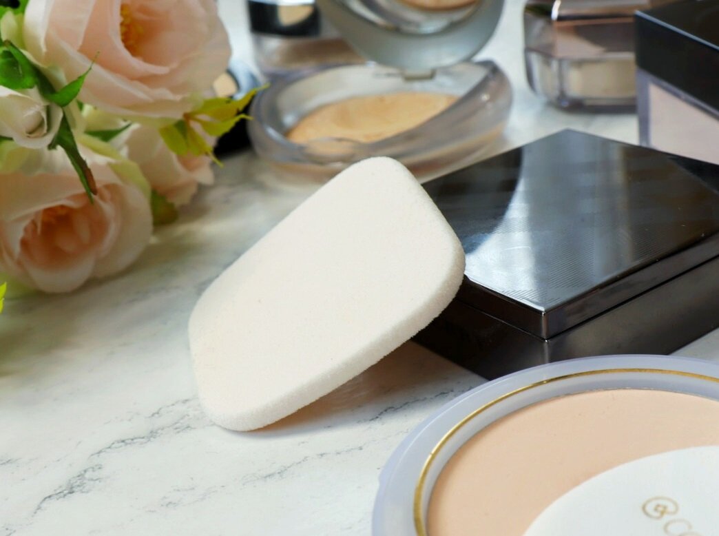 Такие губки можно смачивать водой/тоником и набирать пудру для тонирования кожи