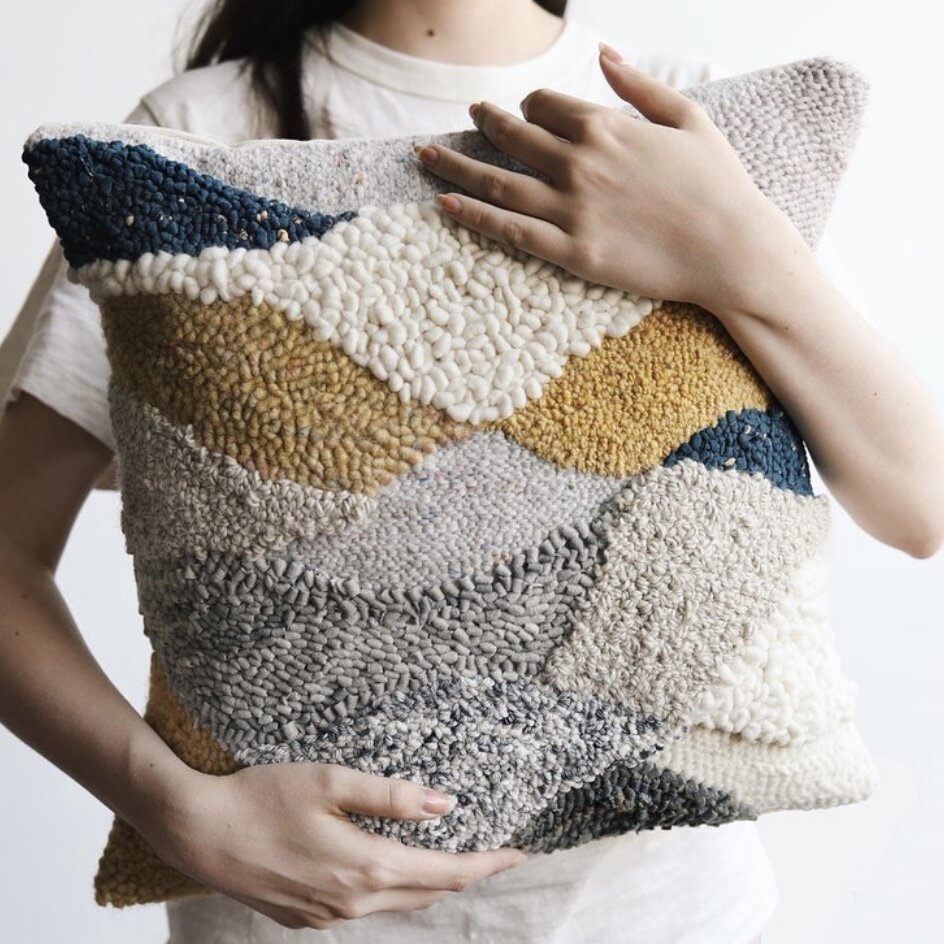 Посмотрите какая фактура необычная у этой подушки, фото из Instagram @bookhou