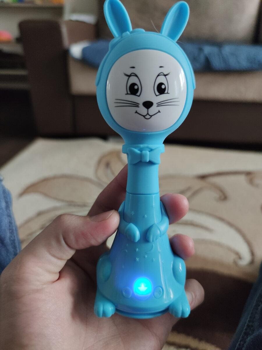 Цветов много, я выбрал зайца в небесно-голубом цвете