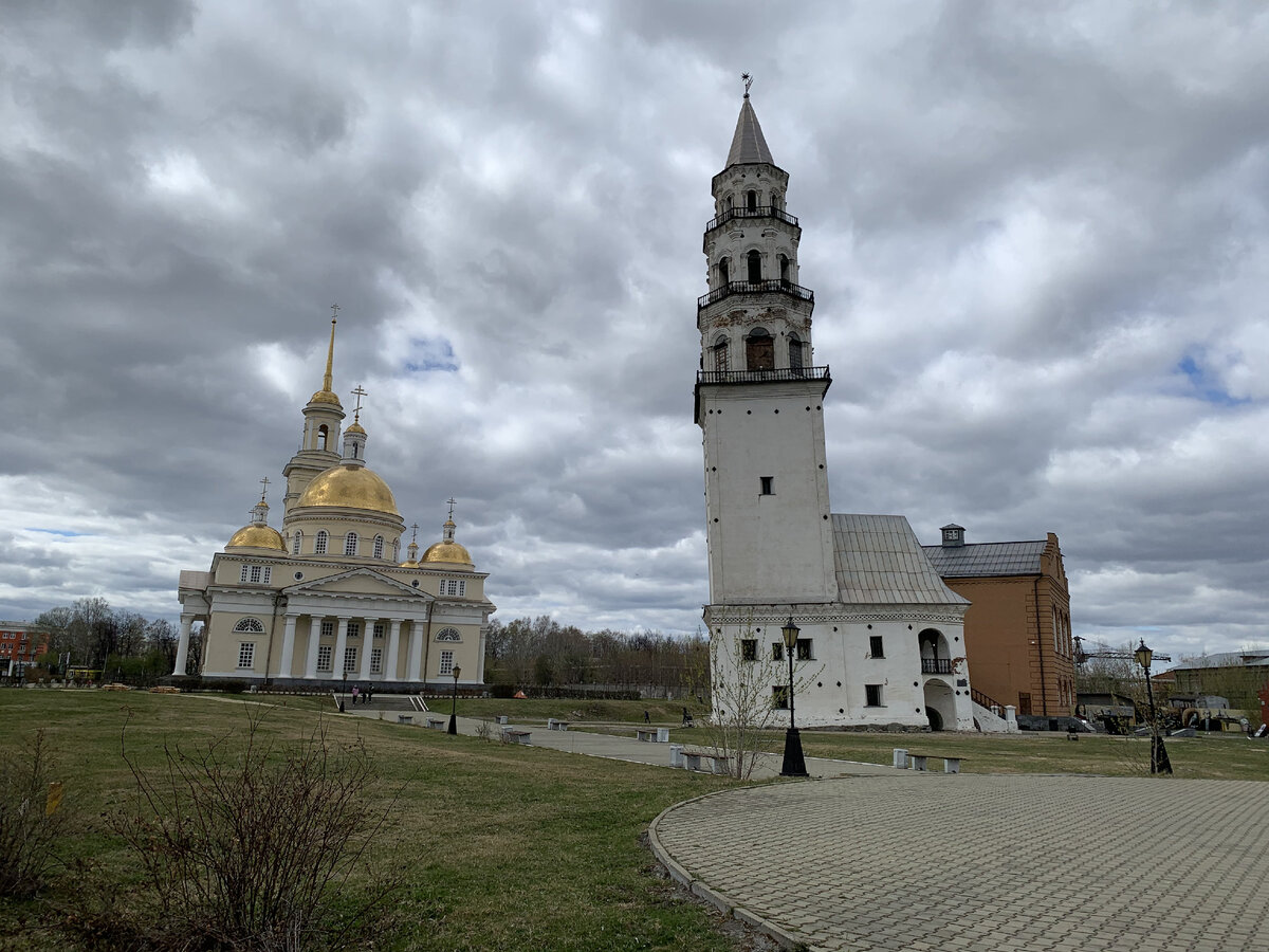 С некоторых ракурсов наклон башни заметен особенно сильно