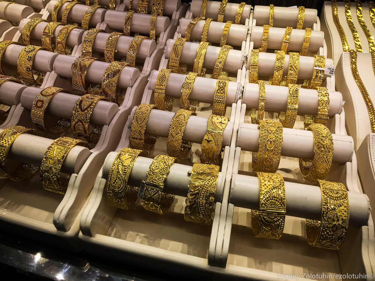 Золото в Катаре. Магазины золота в Катаре. Продать золото. Араб продает золото.