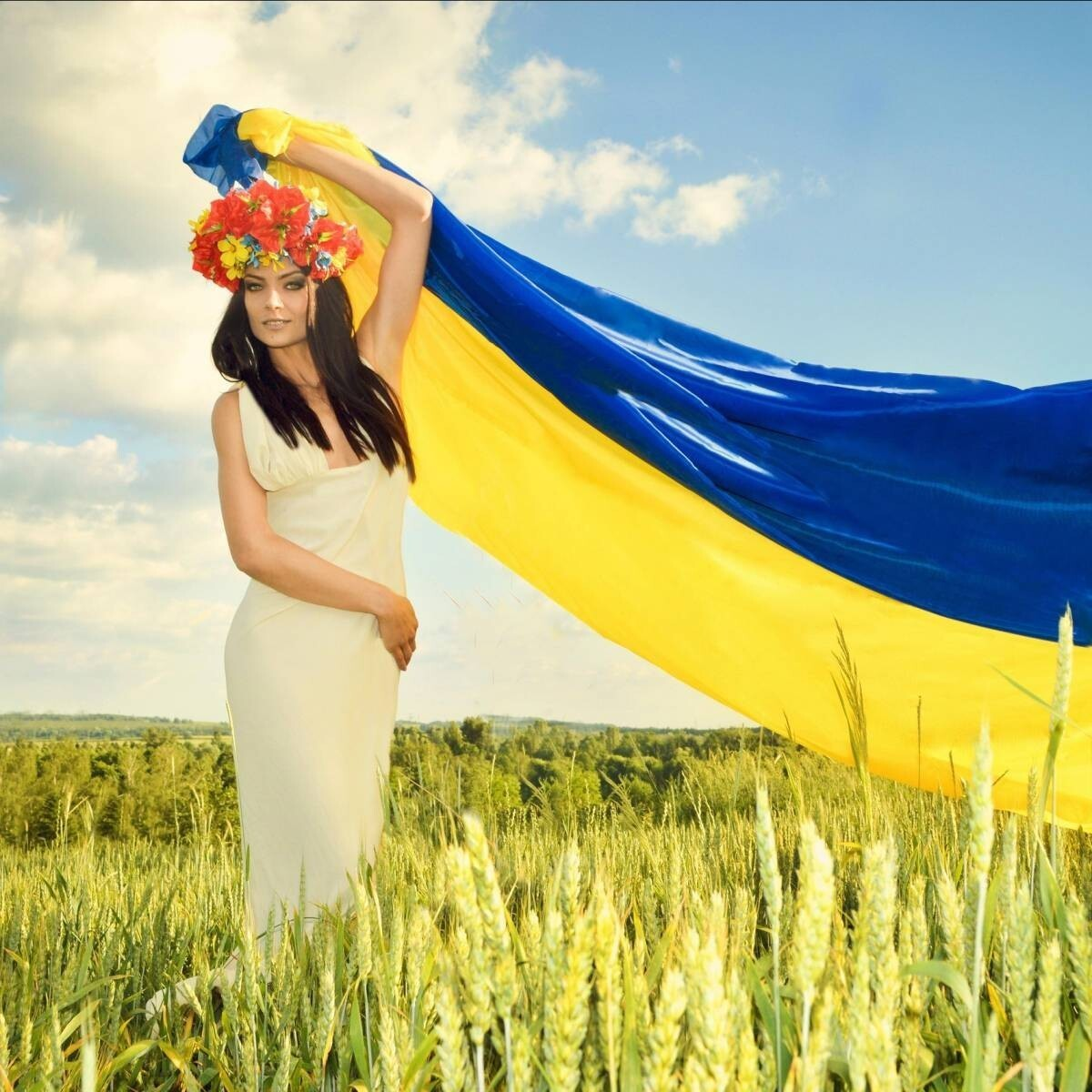 Ukraine. Жовто-блакитный флаг. День независимости Украины. Красивый флаг Украины. Девушка с украинским флагом.