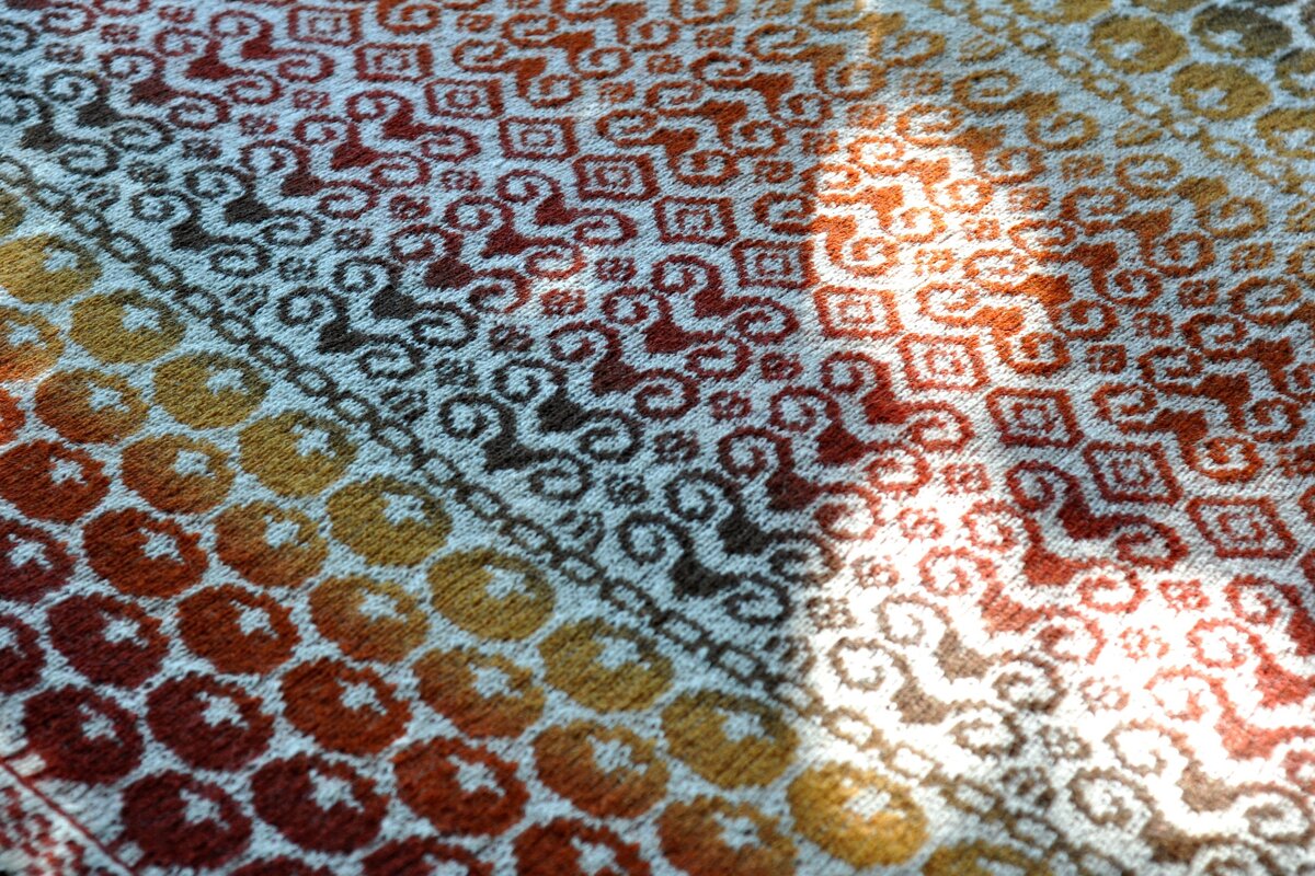 Шаль в технике разрезного жаккарда . Связана из Кауни расти и белый солид. 