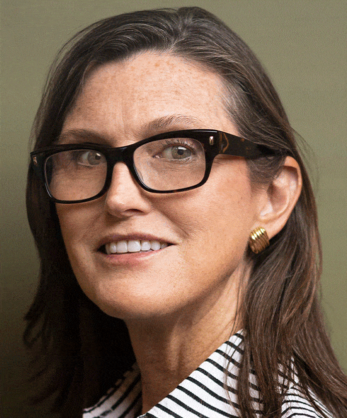 Взято на https://www.forbes.com/sites/antoinegara/2020/10/05/how-cathie-wood-beat-wall-street-by-betting-tesla-is-worth-more-than-1-trillion/?sh=61730e3f3d45