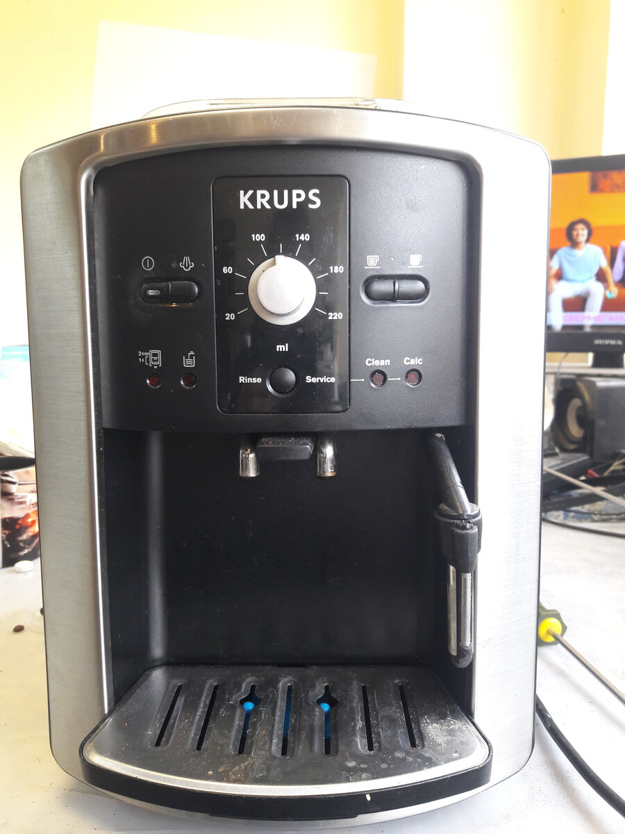 Всем здравствуйте! Сегодня у на с на ремонте кофемашина Krups ea8005  fpb1450 00 10p с диагнозом нет подачи кофе, вытекает вода из аварийного отверстия. Вот эта машинка на фото.