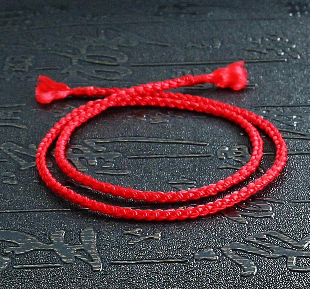 красная шерстяная нитка. красная нить оберег. красная шерстяная нить. нитка сама.