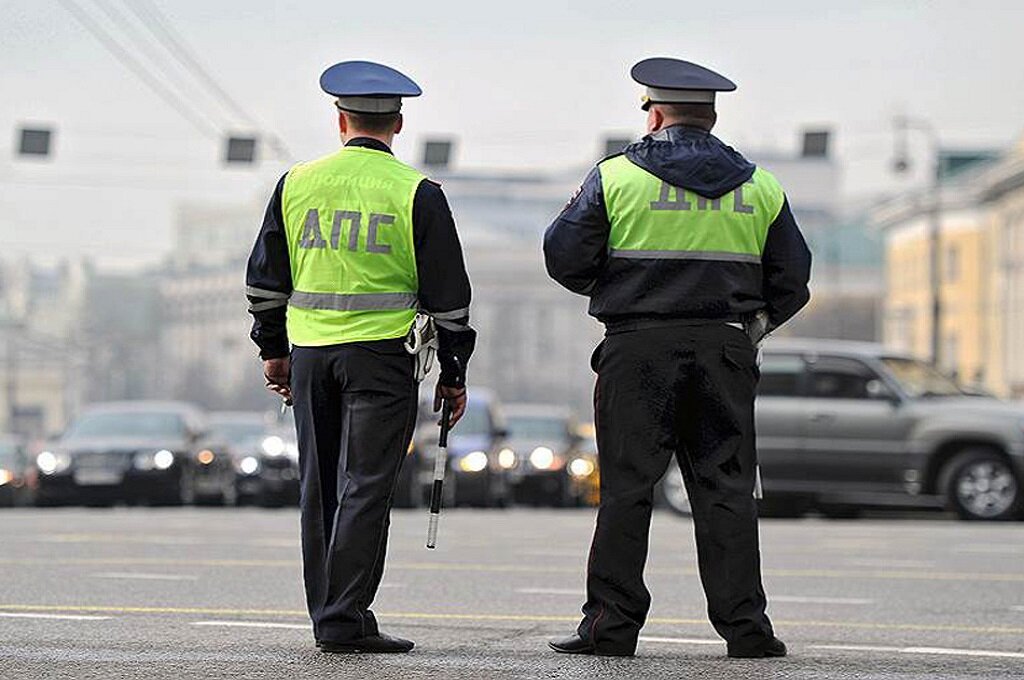 Зачем водители бьют себя по плечу? Фото с сервиса Яндекс.Картинки