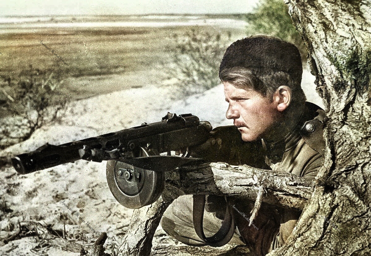 Советский  разведчик с барабанным пистолетом-пулеметом  на берегу Днепра  