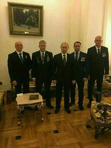 Знаменитая фотография с Путиным. Она есть в открытых источниках. Крайний справа - Уткин. Рядом с ним Кузнецов. О них пойдет речь в этой части статьи. 