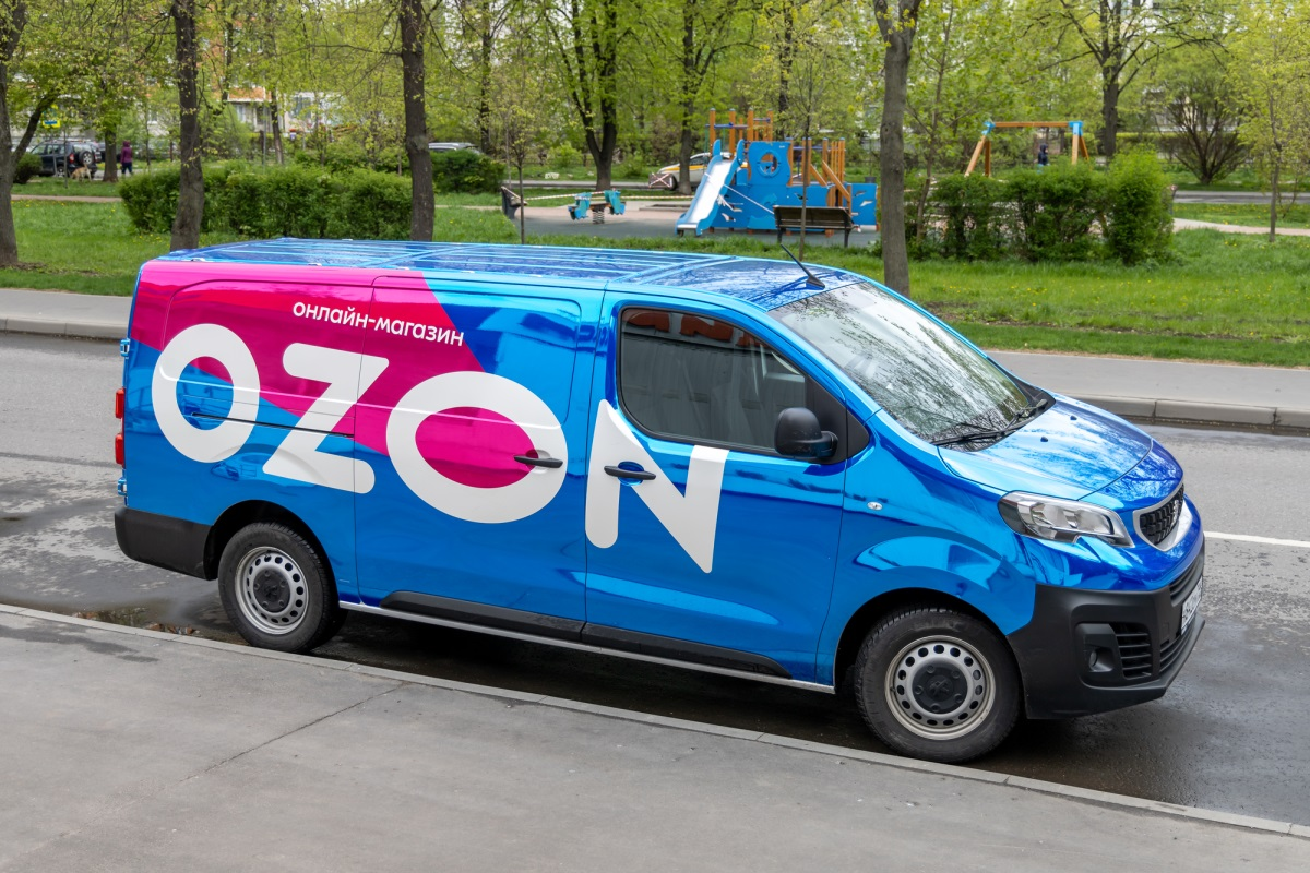 Доставит ozon. Ford Transit OZON. Брендирование авто OZON. Машина Озон. Брендированные машины Озон