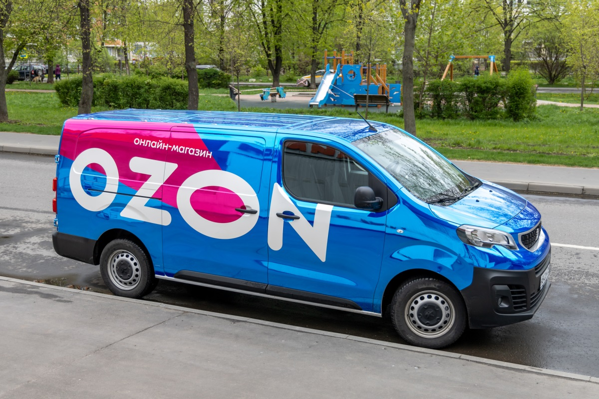 Озон бесплатная доставка. Ford Transit OZON. Брендирование авто OZON. Машина Озон. Брендированные машины Озон.