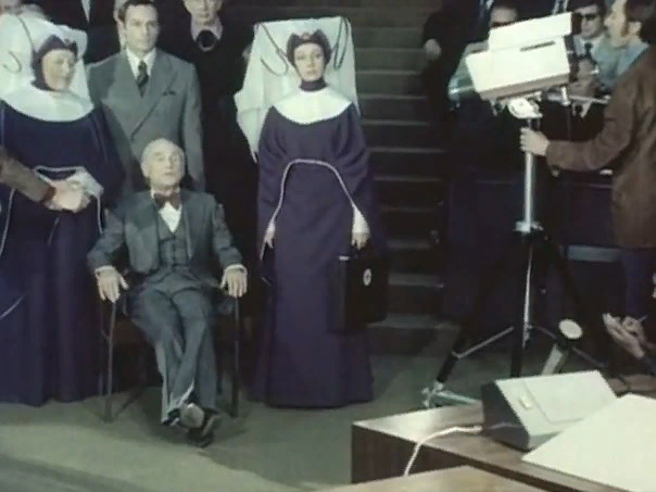 Кадр из фильма "Бегство мистера МакКинли". На кресле престарелая теневая власть