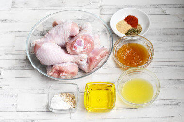 ШАГ 1:
Как вкусно пожарить куриные ножки на сковороде? Все секреты ароматной сочной курочки в этом рецепте. Для начала подготовьте необходимые ингредиенты по списку. Если мед у вас сильно засахарился, предварительно растопите его. Набор специй может быть другим по вашему вкусу. Придать блюду легкую остринку поможет молотый имбирь. Можно и вовсе заменить все эти специи на 1-2 ст. л. готовой смеси для курицы.