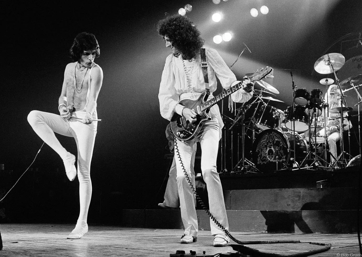 Зарубежный рок 60. Queen 1977. Фредди Меркьюри группа в 80х. Боб Груэн. Фредди Меркьюри в 1977 году.