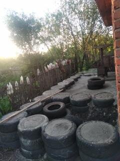 Вот так вот залили бетоном.БУ шины.