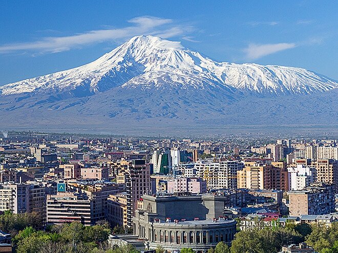 Армения стала новой Кремниевой долиной для российских предпринимателей, выехавших из России. 

- После начала спецоперации на Украине Армения стала одной из самых популярных стран для релокации российского бизнеса. Как пишет Forbes, этому способствуют такие факторы: простая процедура регистрации компании, возможность приехать без загранпаспорта, инициативы властей, которые стараются интегрировать прибывших в местное бизнес-сообщество. 

- Местные власти настроены сотрудничать с российскими предпринимателями и помогают им интегрироваться в экономику страны. 1 марта в Минэкономики Армении создали рабочую группу, которая будет помогать предпринимателям из России, Белоруссии и Украины адаптироваться. 

- Особенно лояльна Армения к айтишникам. Местные власти еще в 2015 году снизили для IT-сектора ставку подоходного налога до 10% (остальные платят 26% и более) и освободили IT-компании от уплаты налога на прибыль.

- Достаточно просто и быстро в Армении открыть юрлицо. Для открытия юрлица потребуются обходные пути, но можно без проблем зарегистрировать в качестве индивидуального предпринимателя. Не понадобилось ничего, кроме российского и заграничного паспорта (ИП регистрируют на заграничный паспорт, но сведения о прописке вбивают из паспорта РФ). Регистрация обойдется в 3500 драм (около 1000 рублей). 

- Основная проблема – из-за наплыва россиян взлетела стоимость недвижимости, а также аренда жилья. 
