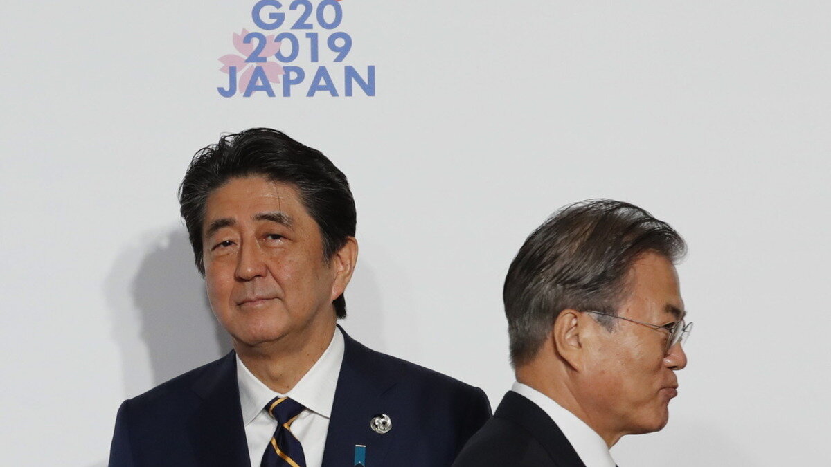 Бывший премьер-министр Японии Синдзо Абэ и бывший президент Республики Корея Мун Чжэ Ин на саммите Большой 20-ки