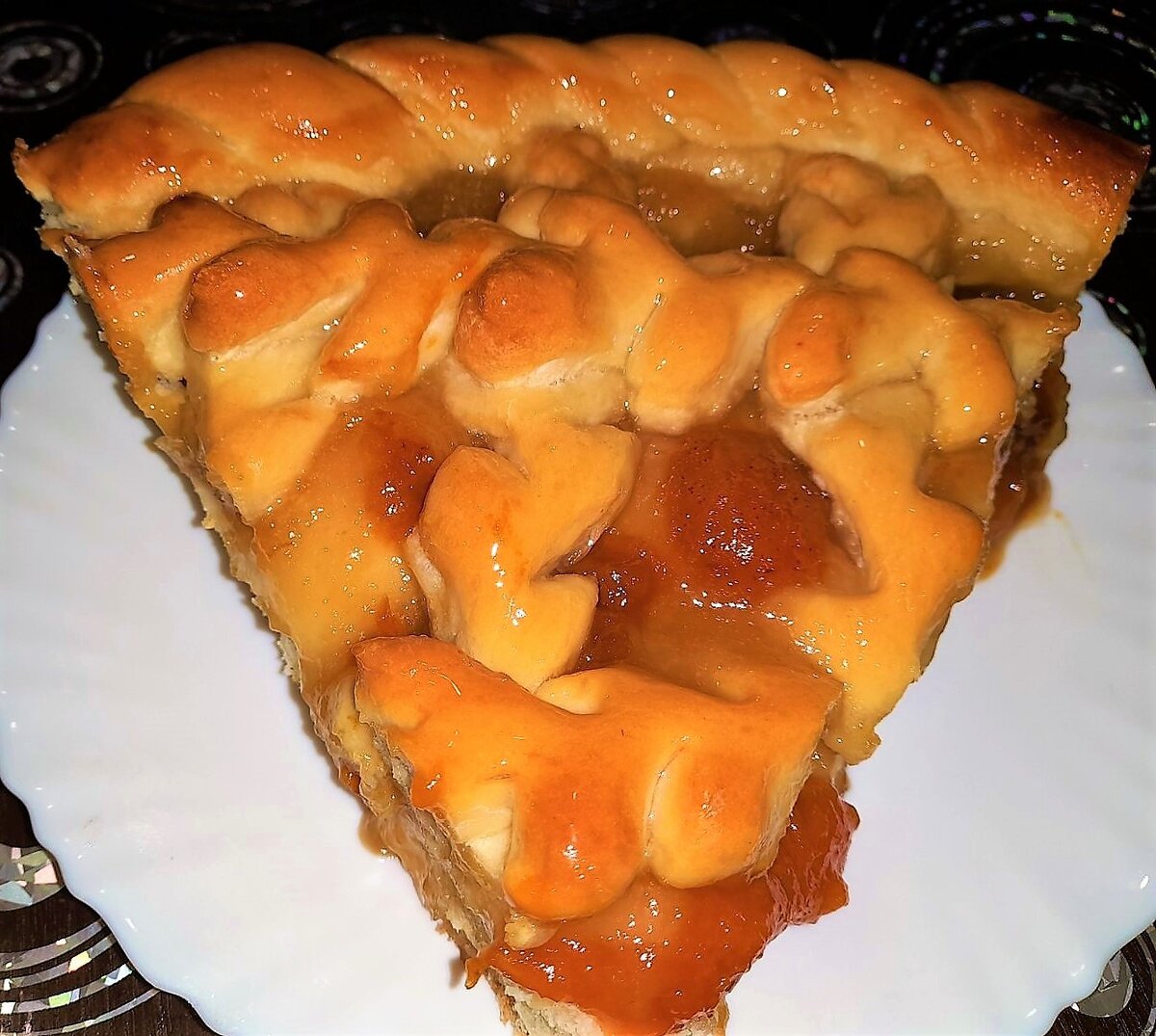 Пирог с начинкой из абрикосового джема (Фигурная выпечка - идея авторская)