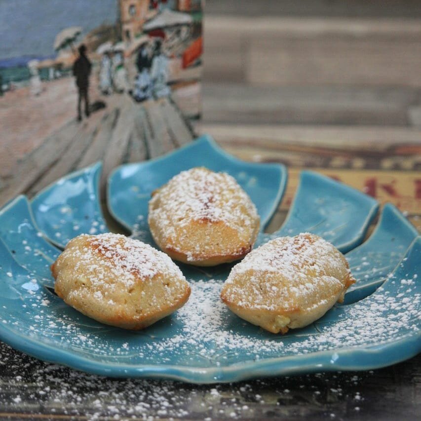  "Мадленки" - любимое лакомство-воспоминание детства главного героя романа "В поисках утраченного времени" Марселя Пруста (весьма вероятно и самого автора). Данный рецепт я нашла когда-то очень давно в одном французском журнале, печенье получается очень нежным, сладким и невероятно вкусным😍