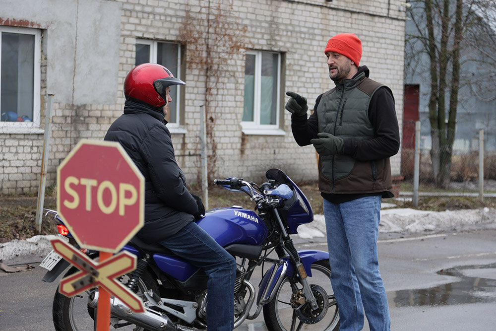 Инструктор мотошколы "ЦОПО" объясняет ученику правила движения на мотоцикле