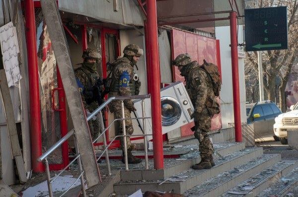 Украинские военнослужащие "берут" стиральную машину еще по старым расценкам