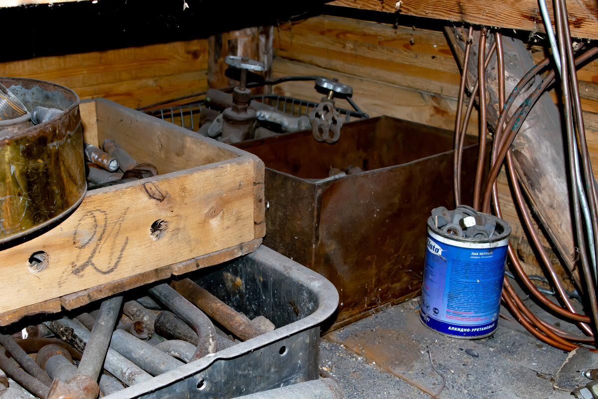 Жестяная прямоугольная коробка медного цвета справа