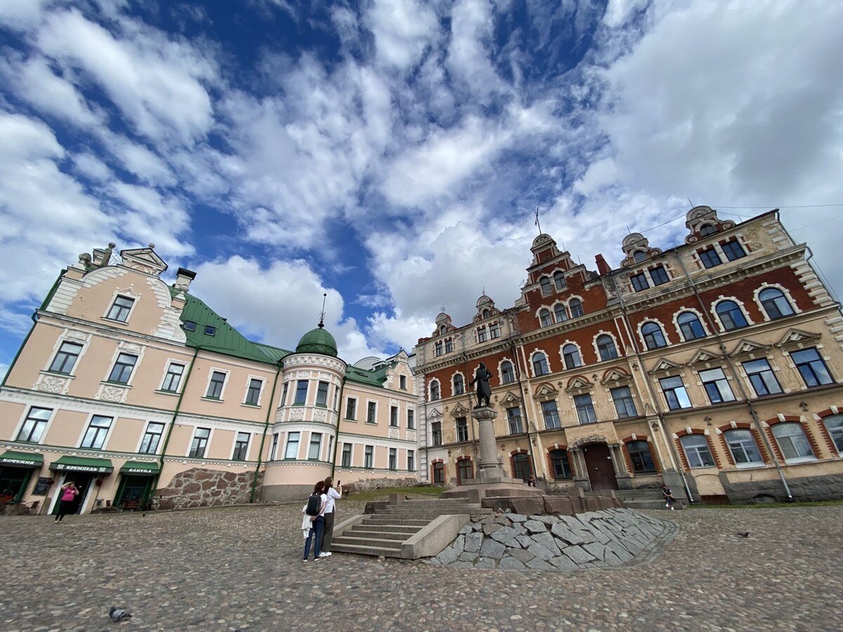 Выборг. Памятник Торгильсу Кнутссону маршалу и основателю Выборгского замка 