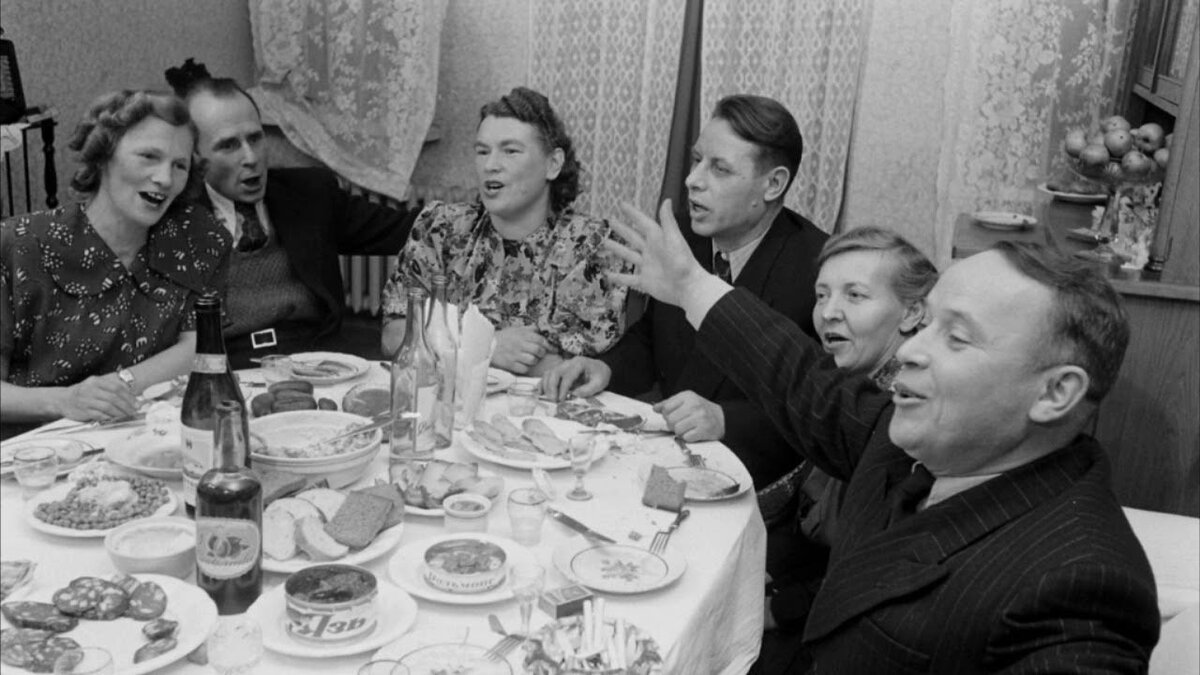 А ведь раньше был культ домашних посиделок...