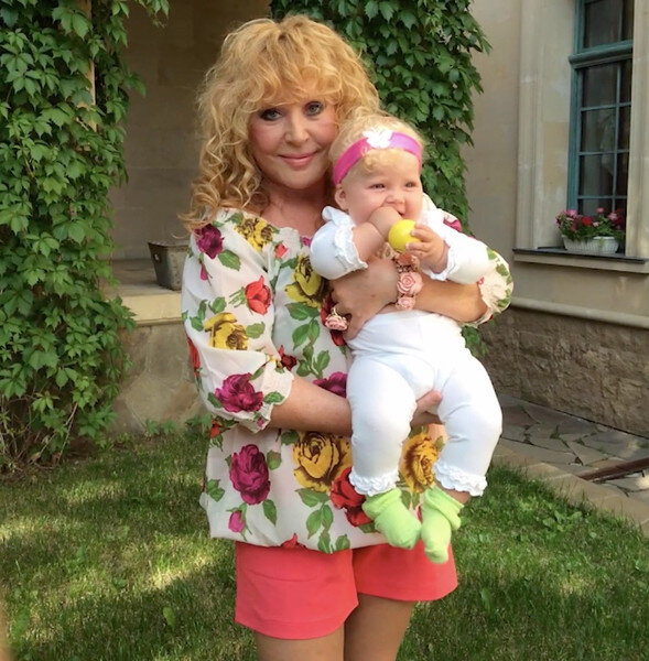    Алла Пугачева с ребенком