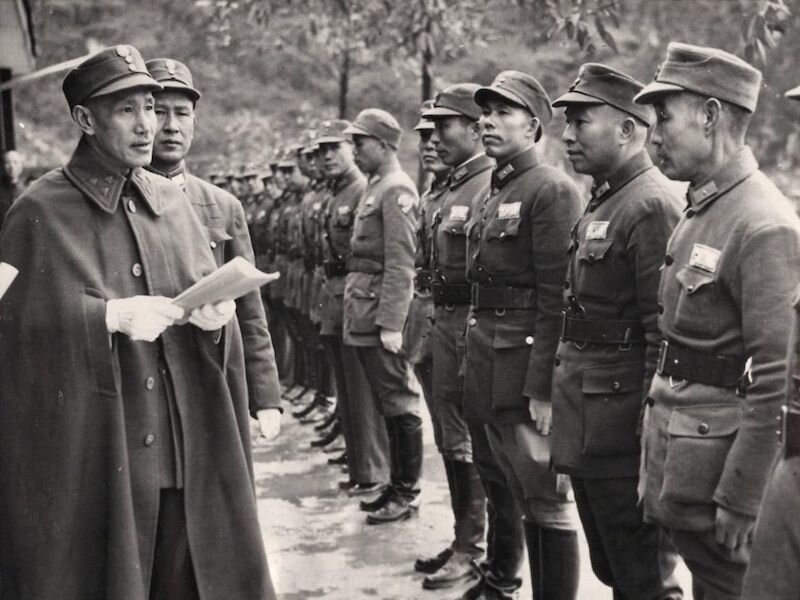 Тот самый военный диктатор Тайваня - Чан Кайши слева. Фото Яндекс картинки.