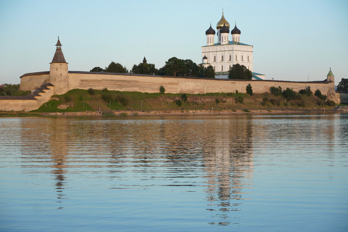 Вид на Псковский Кром с реки Великой.